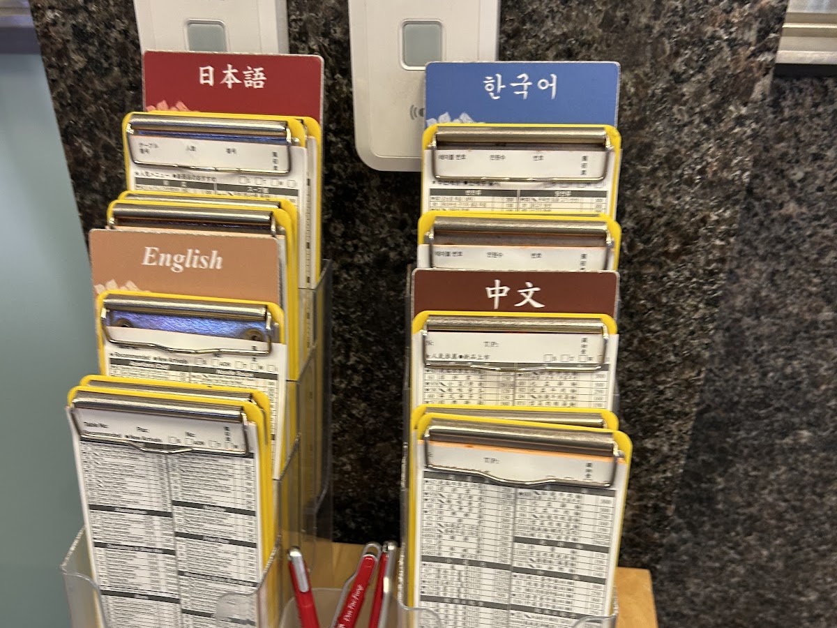 鼎泰豐多語菜單展示架,提供日語韓語英語中文點菜單