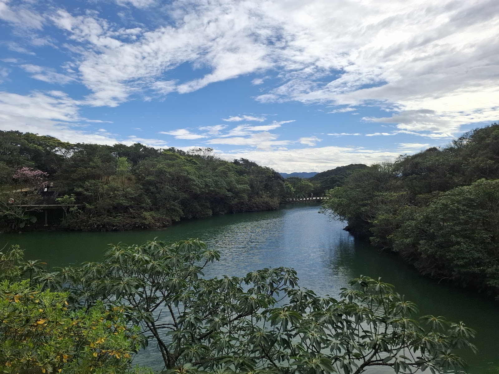 情人湖湖面波光粼粼山影倒映