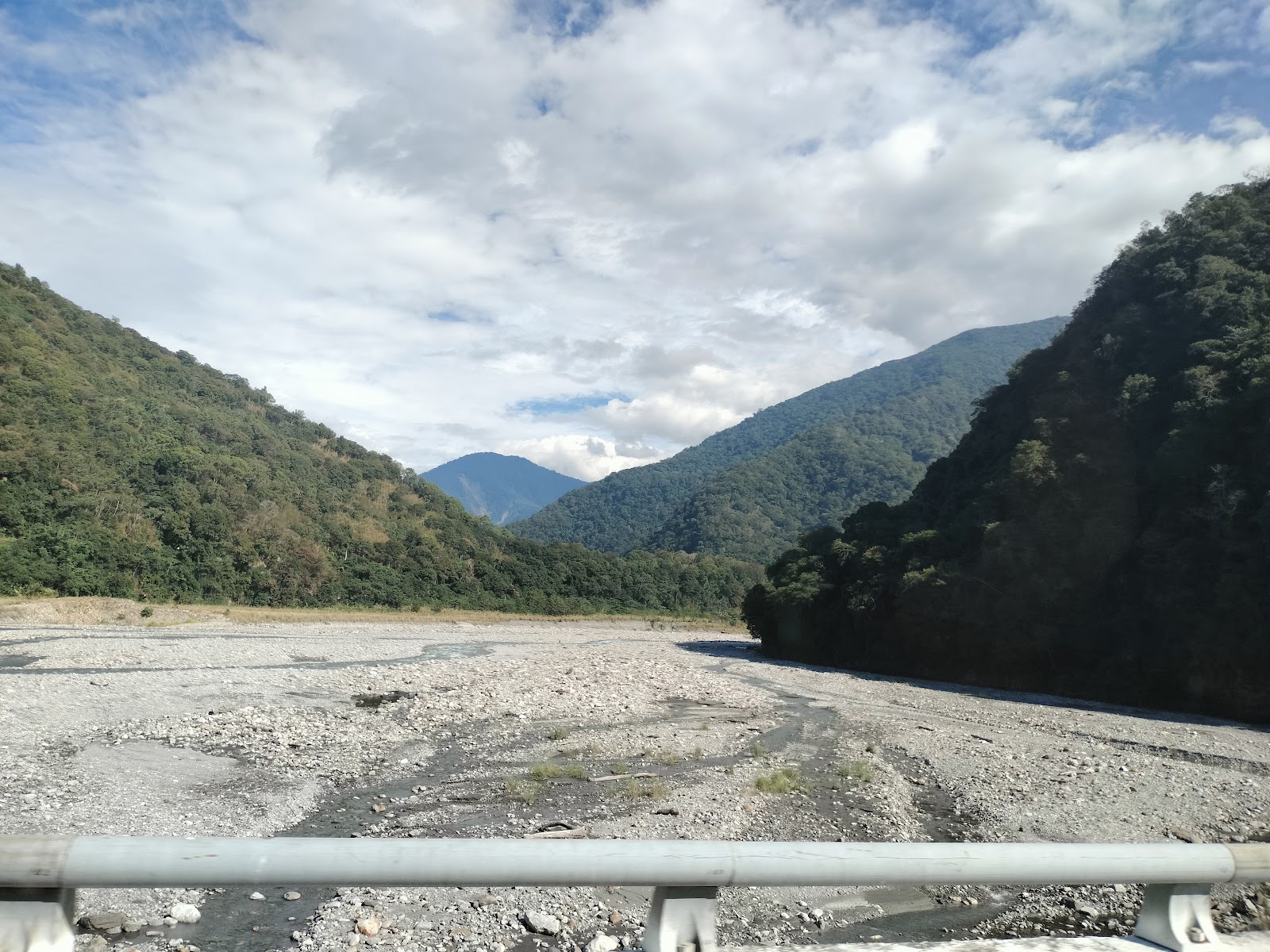 大安溪溪谷俯視，礫石河床與山谷景觀，苗栗泰安象鼻步道