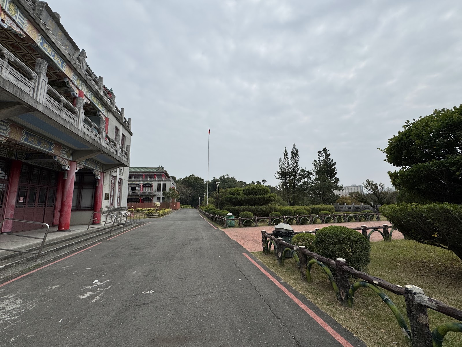 澄清湖園區步道,宮殿建築與修剪整齊灌木,散步環境舒適宜人