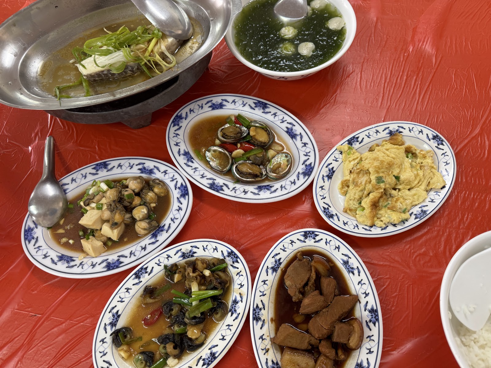 永發餐廳清蒸大魚、九孔醬炒、海膽炒蛋,望安漁村家宴菜色豐盛