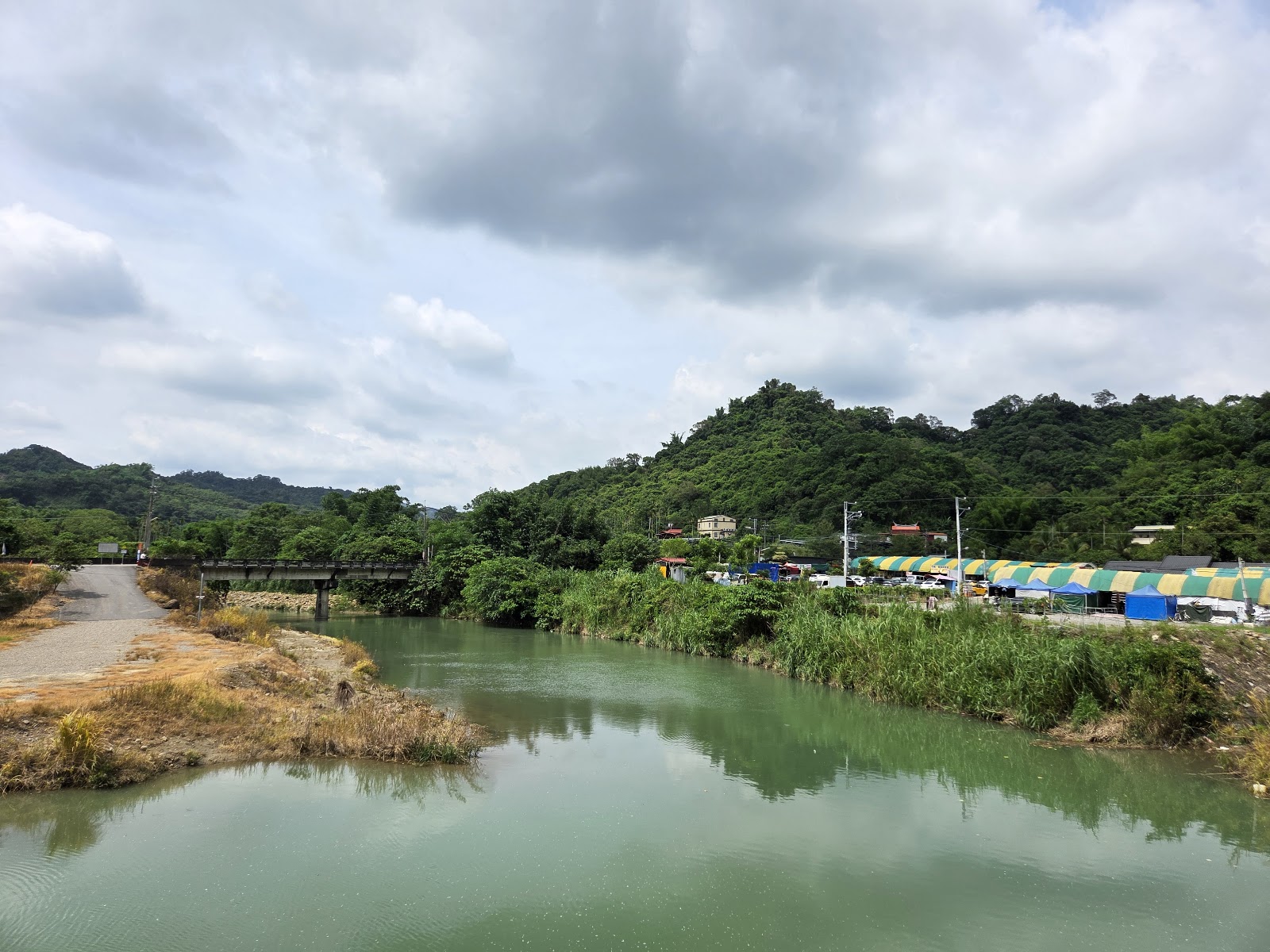 石龍宮旁溪谷景色，青山環繞、溪水蜿蜒