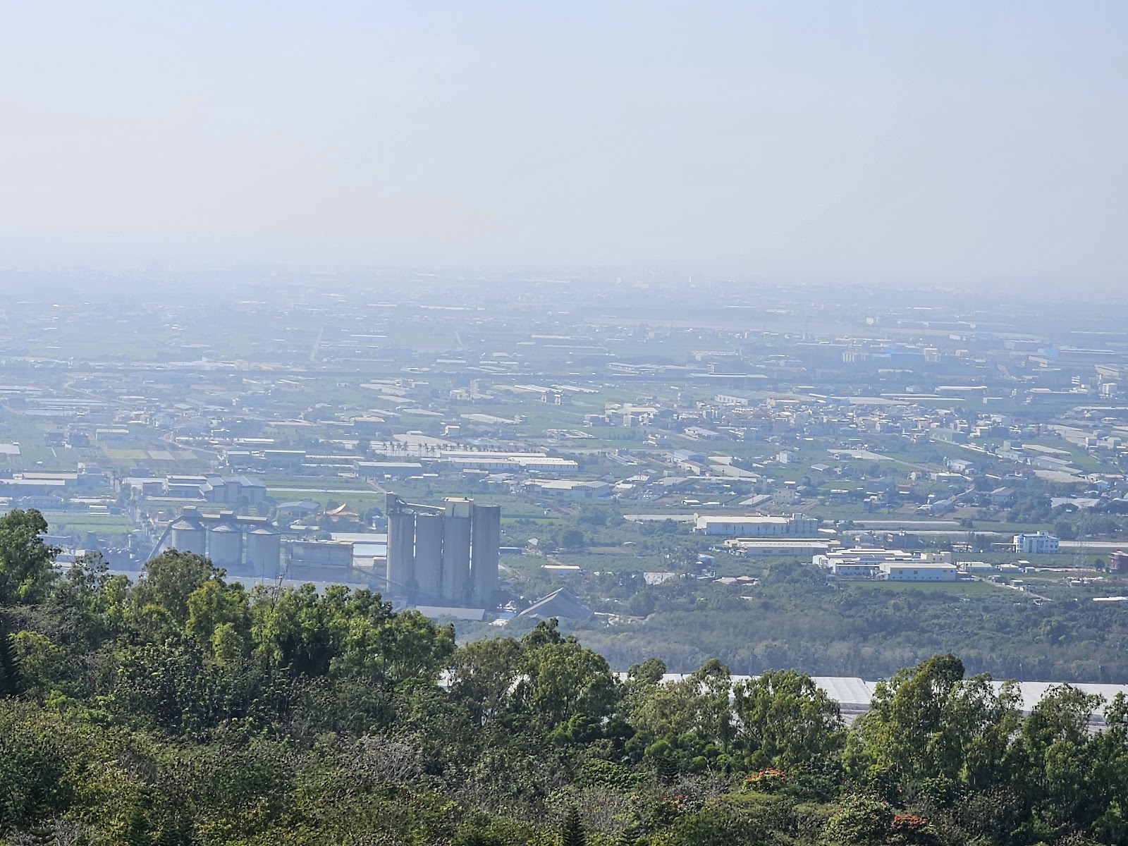 大崗山生態園區俯瞰市區薄霧景觀