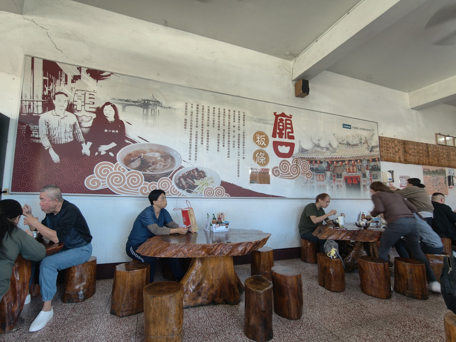 廟口粄條店內用餐環境廟口粄條壁畫木頭圓凳
