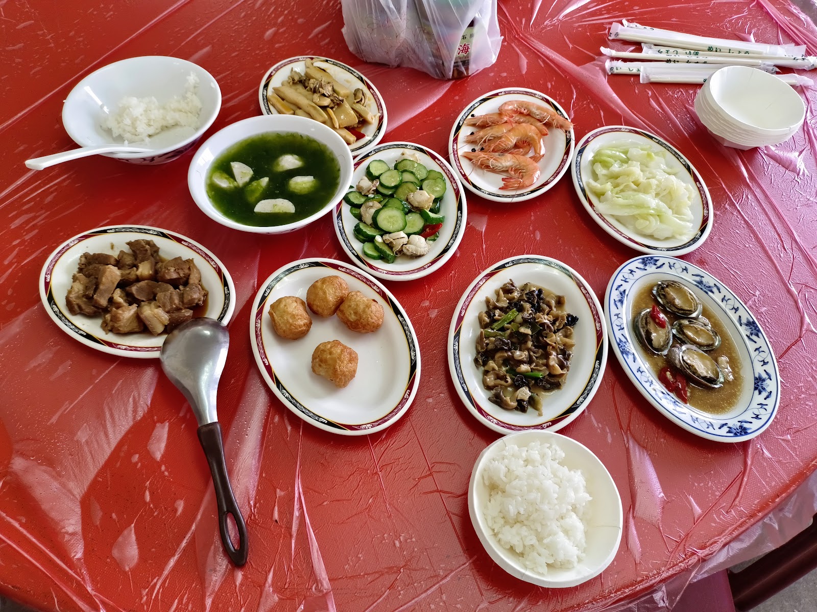 永發餐廳紅桌布大圓桌上擺滿望安海鮮合菜,白蝦九孔苦瓜炸芋圓