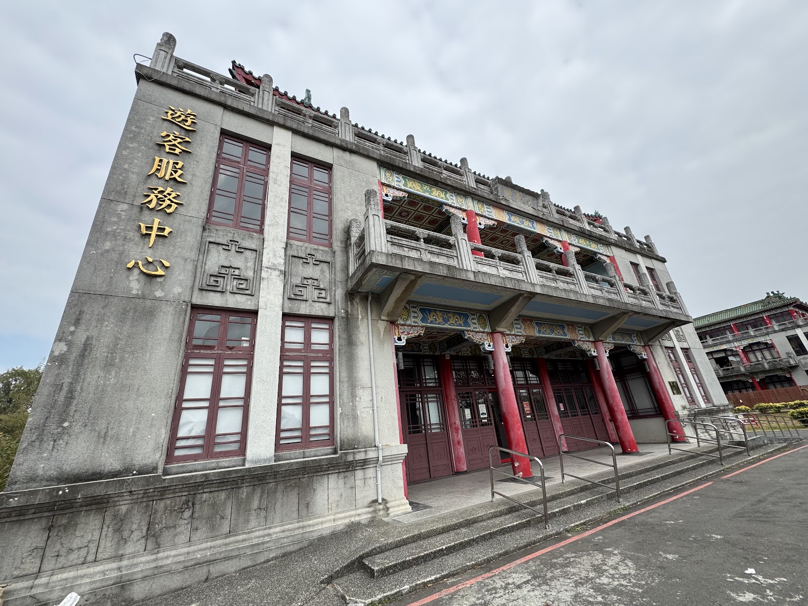 澄清湖遊客服務中心宮殿式建築,提供旅遊諮詢與廁所休憩空間