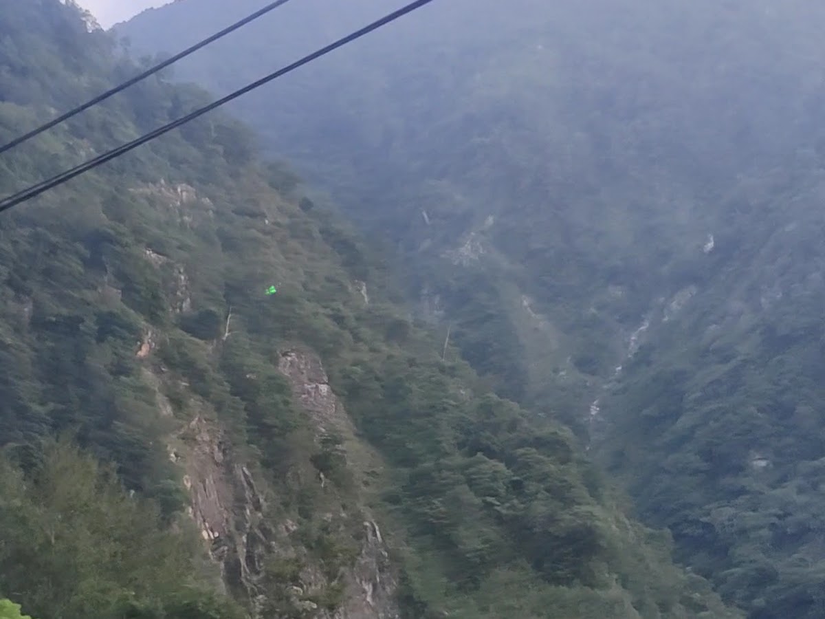 台8線護欄廊道嵌入山壁，雲霧圍繞山林