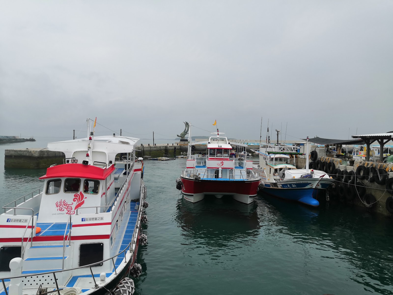 多艘交通船與漁船停靠在鳥嶼漁港內
