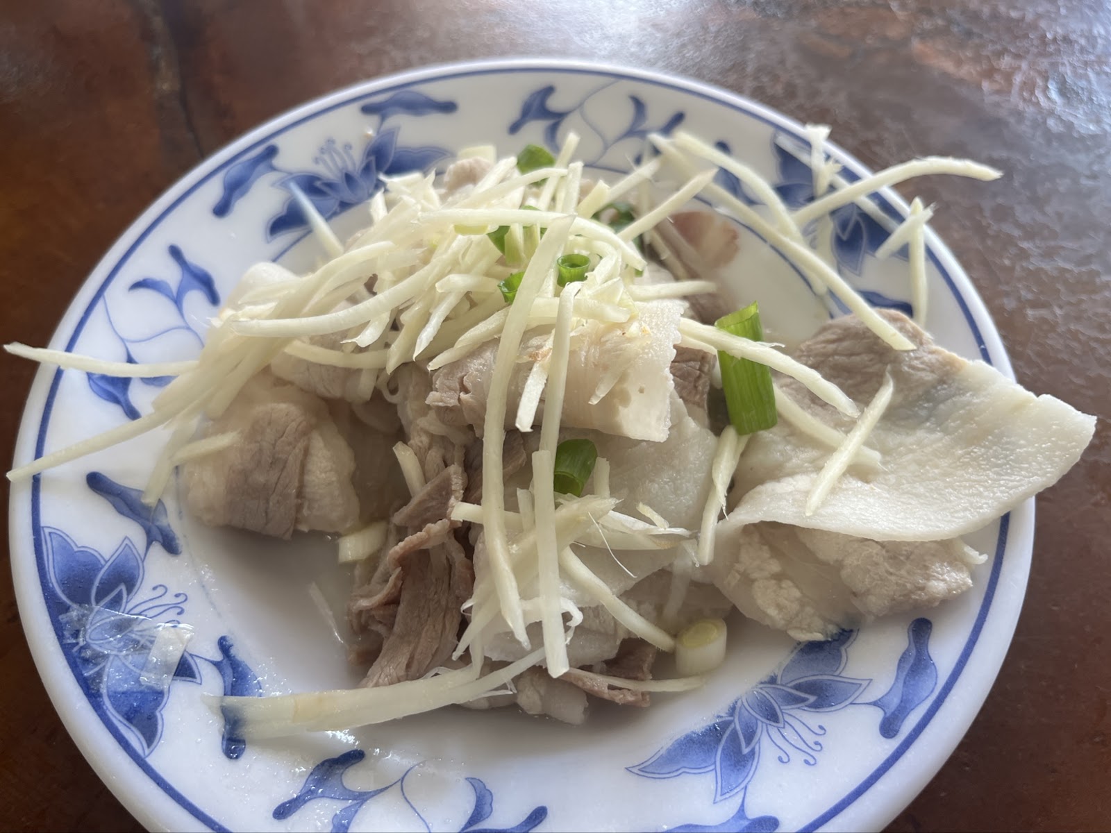 客家配菜豬肉豆芽蔥花白花瓷盤