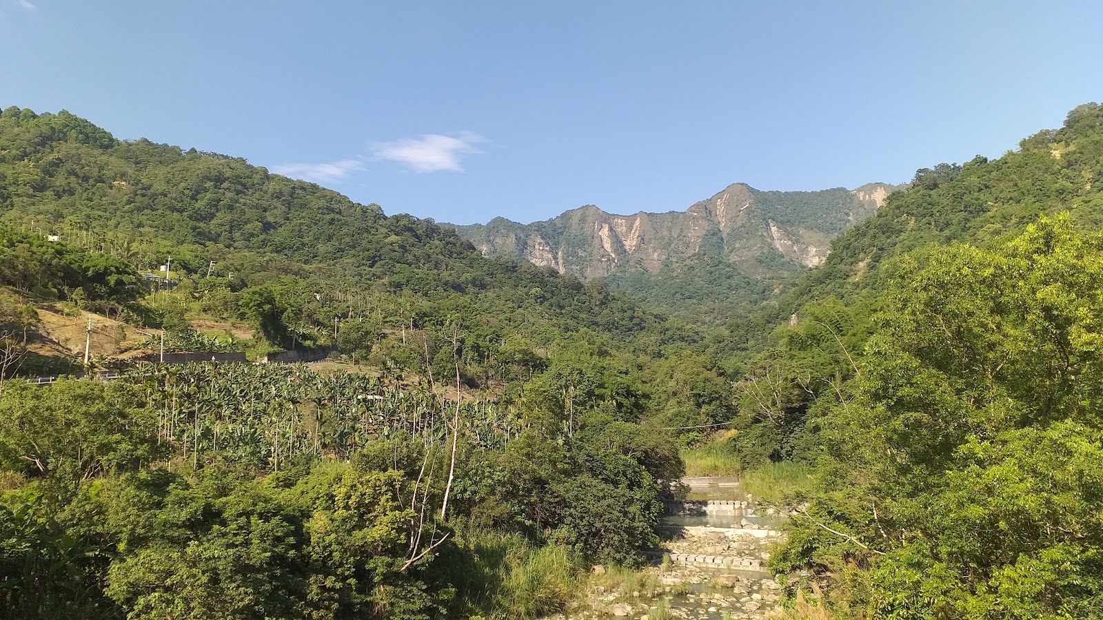 龍興吊橋周邊山谷與平林溪景色，層層山巒環繞