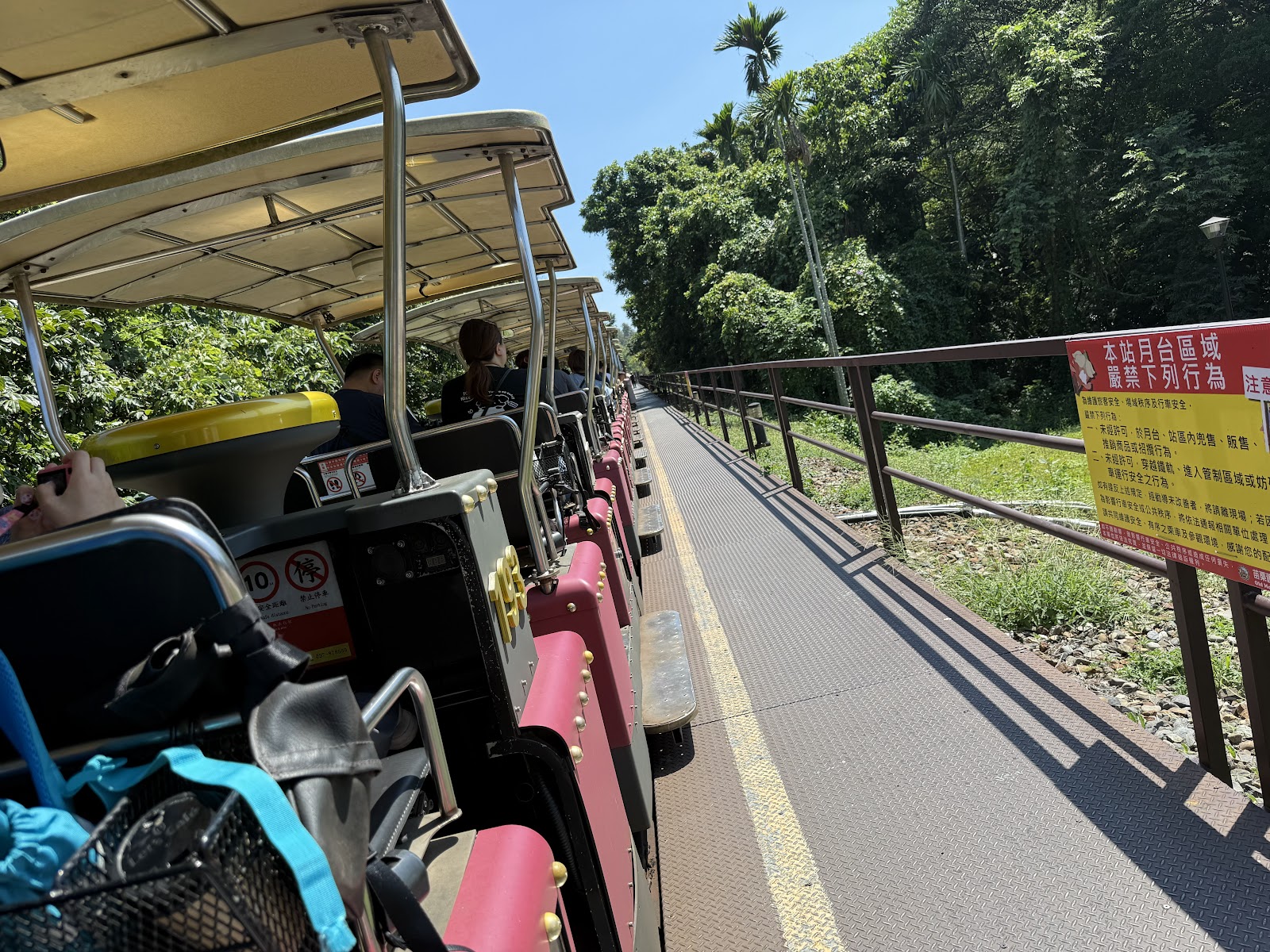 苗栗舊山線鐵道自行車,從車廂視角看鐵軌延伸,山林環繞
