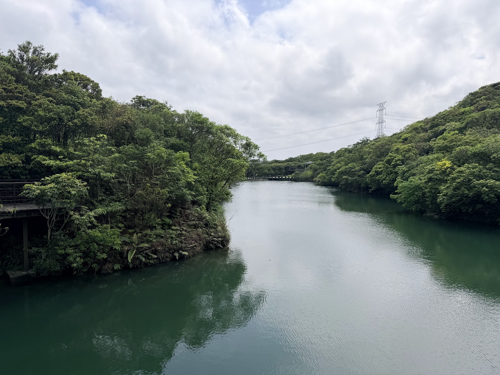 情人湖全景碧綠湖面倒映四周青山翠林