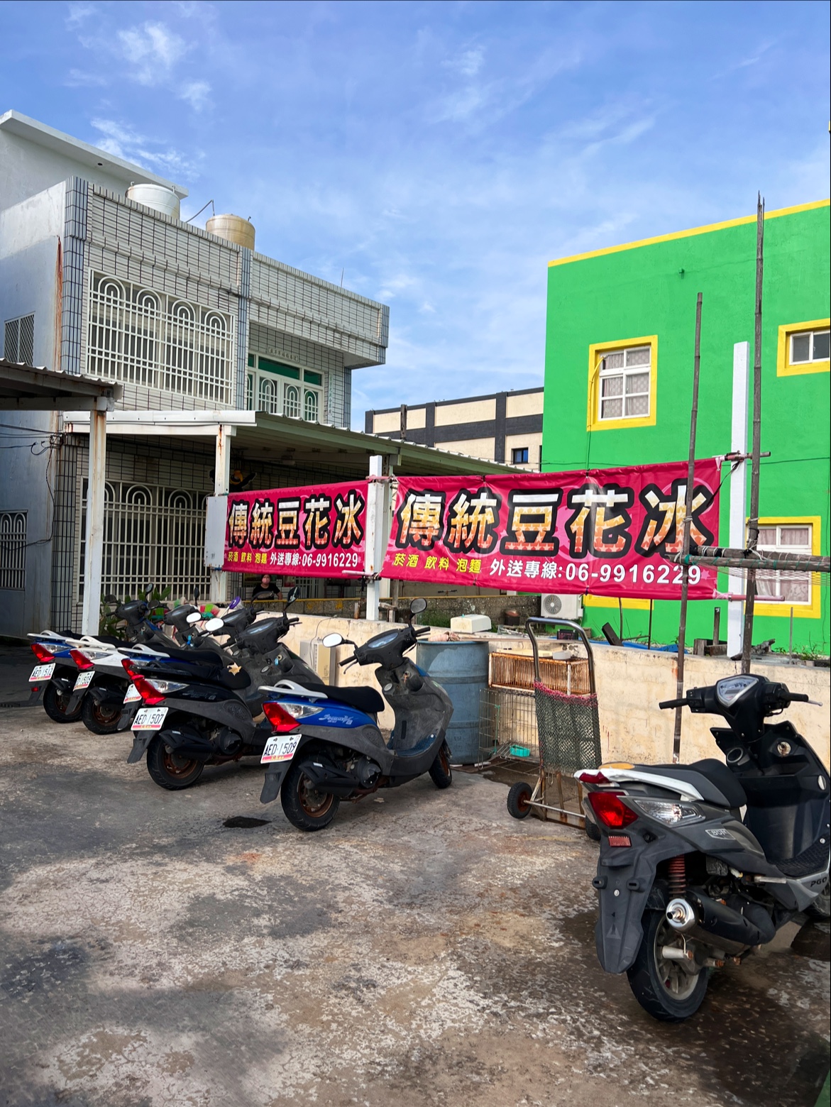 鳥嶼傳統豆花冰、剉冰綠色店面外觀，門口停放機車
