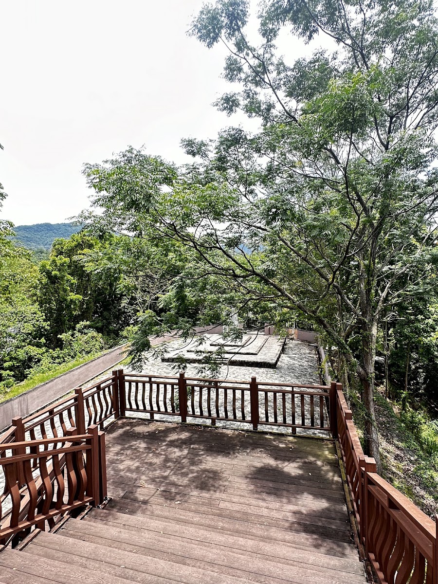 甲仙公園木造觀景台棧道深棕欄杆翠綠山林背景陽光