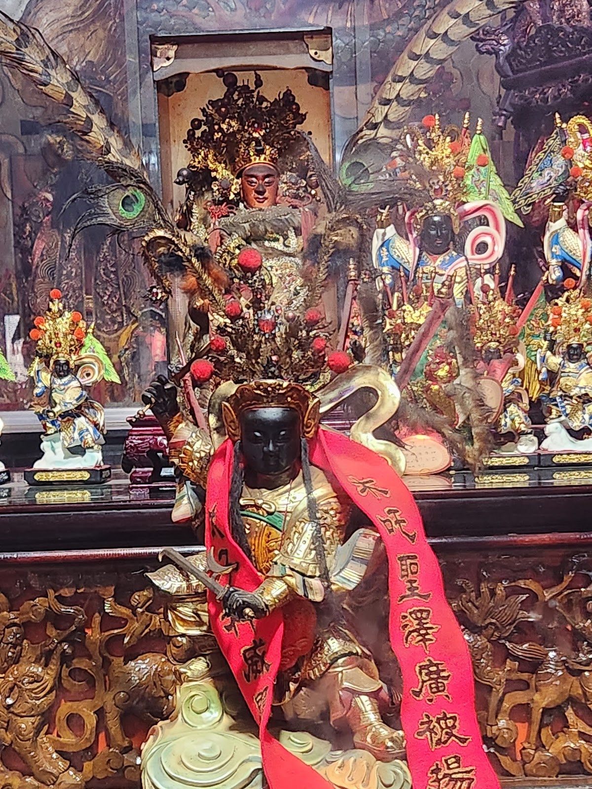 永安宮二太子黑面神像特寫，身披紅色綬帶
