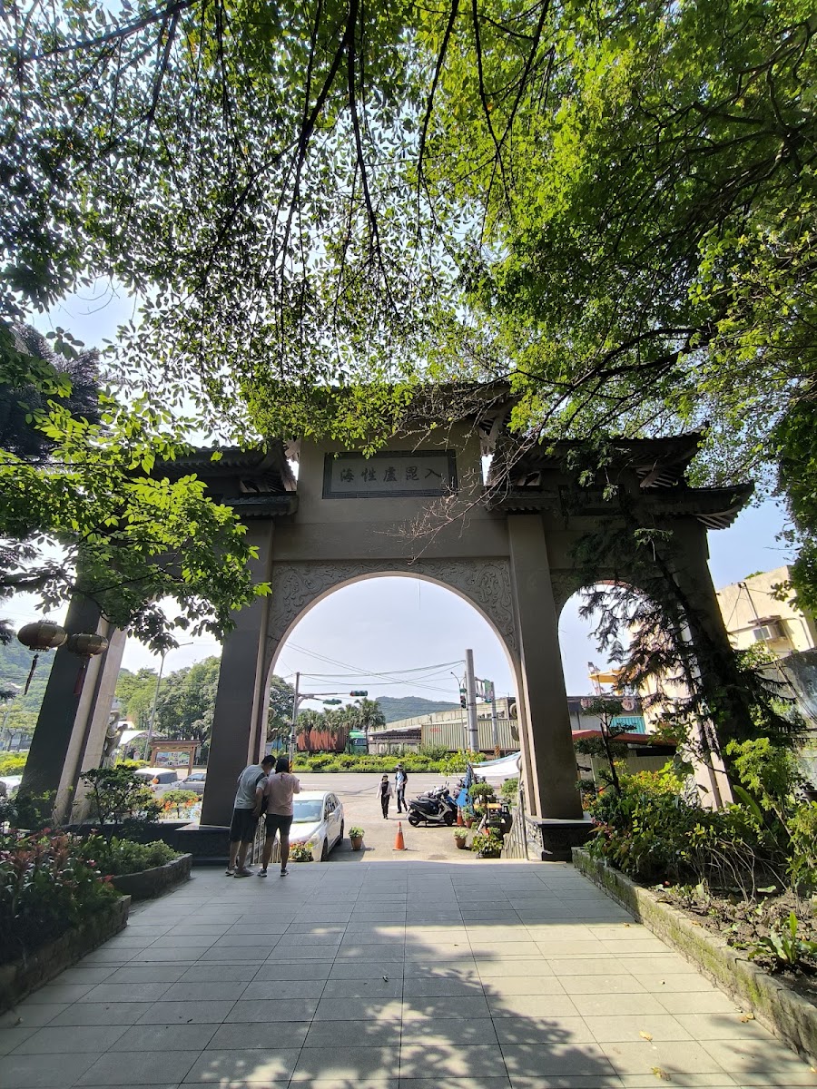 仙洞巖洞穴最深處光線昏暗靈性十足