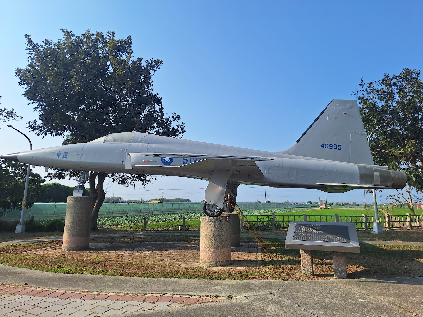 二崙軍史公園F-5戰機近拍，機身編號與國徽清晰可見
