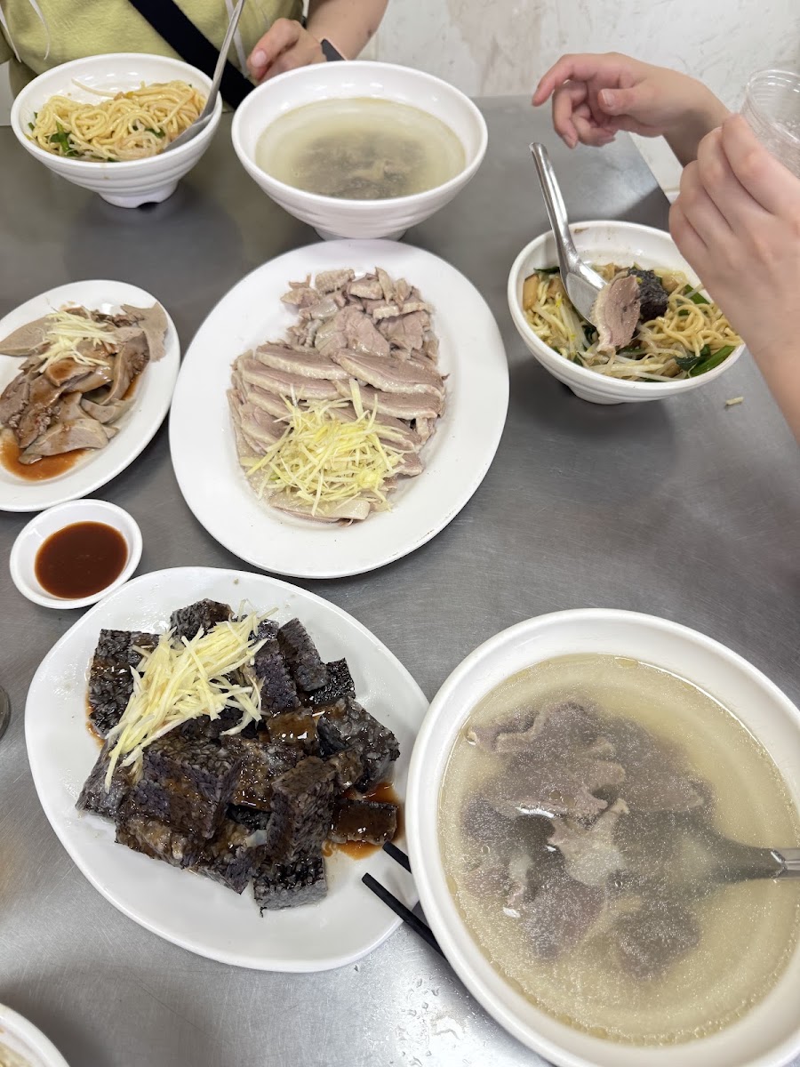 阿彰鵝肉綜合拼盤與沾醬