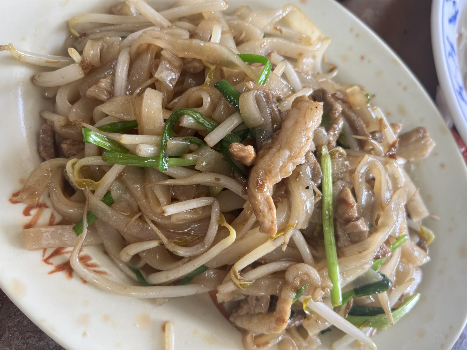 廟口炒粄條寬版粄條肉絲豆芽韭黃