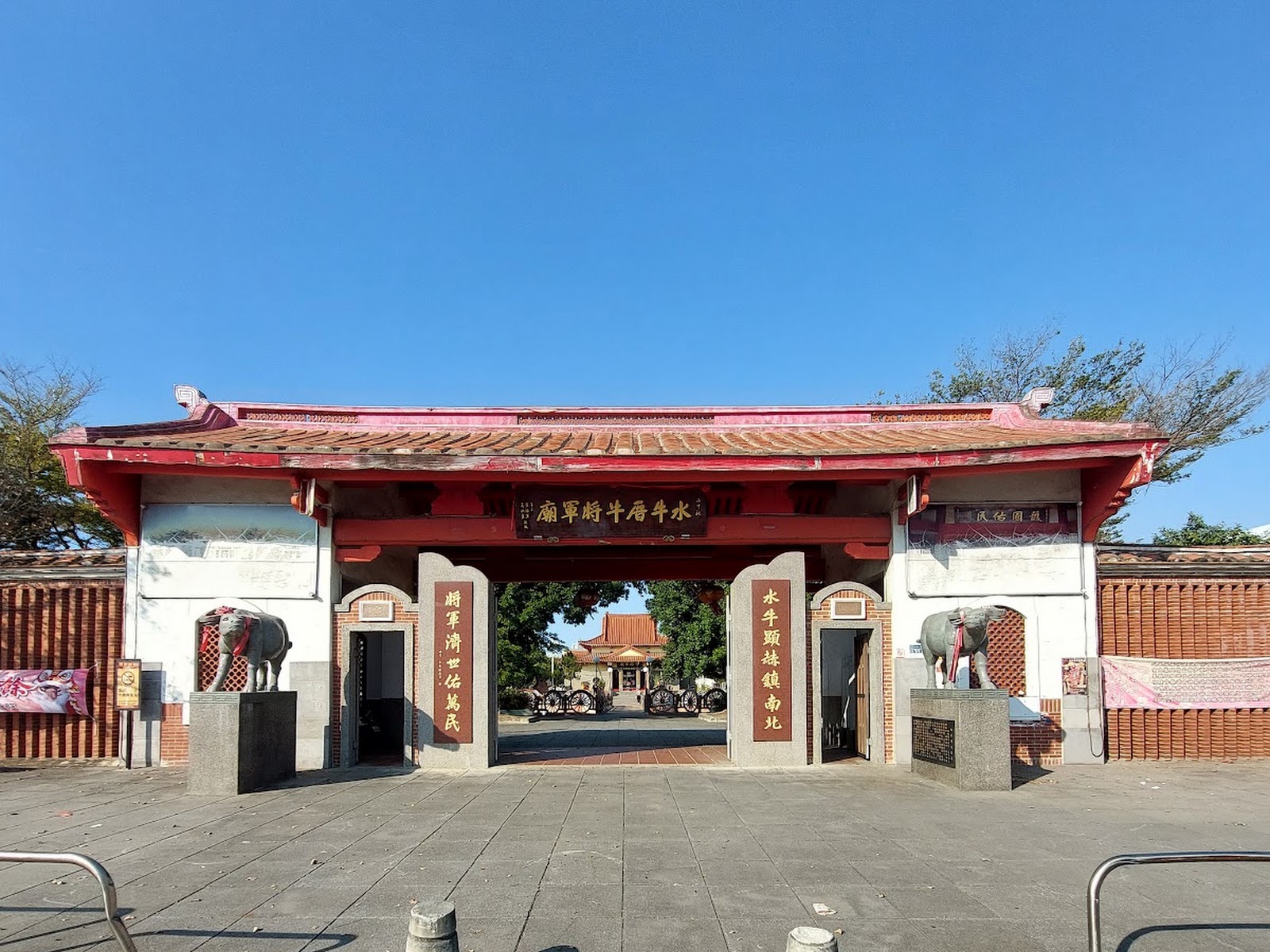 水牛厝牛將軍廟朱紅色牌樓入口