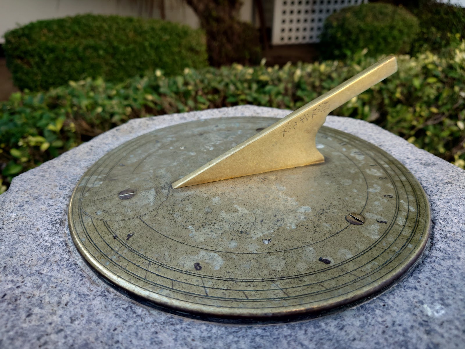 白沙岬燈塔園區黃銅日晷近拍,圓形石座上銅製指針,古典精緻歐式風格