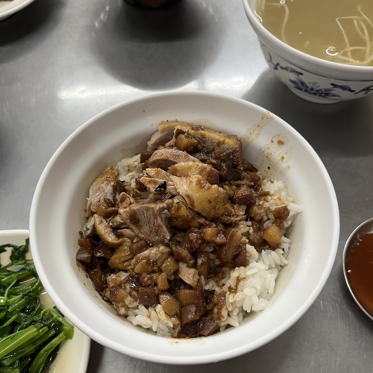 鴨肉飯特寫，滷汁滲入白飯