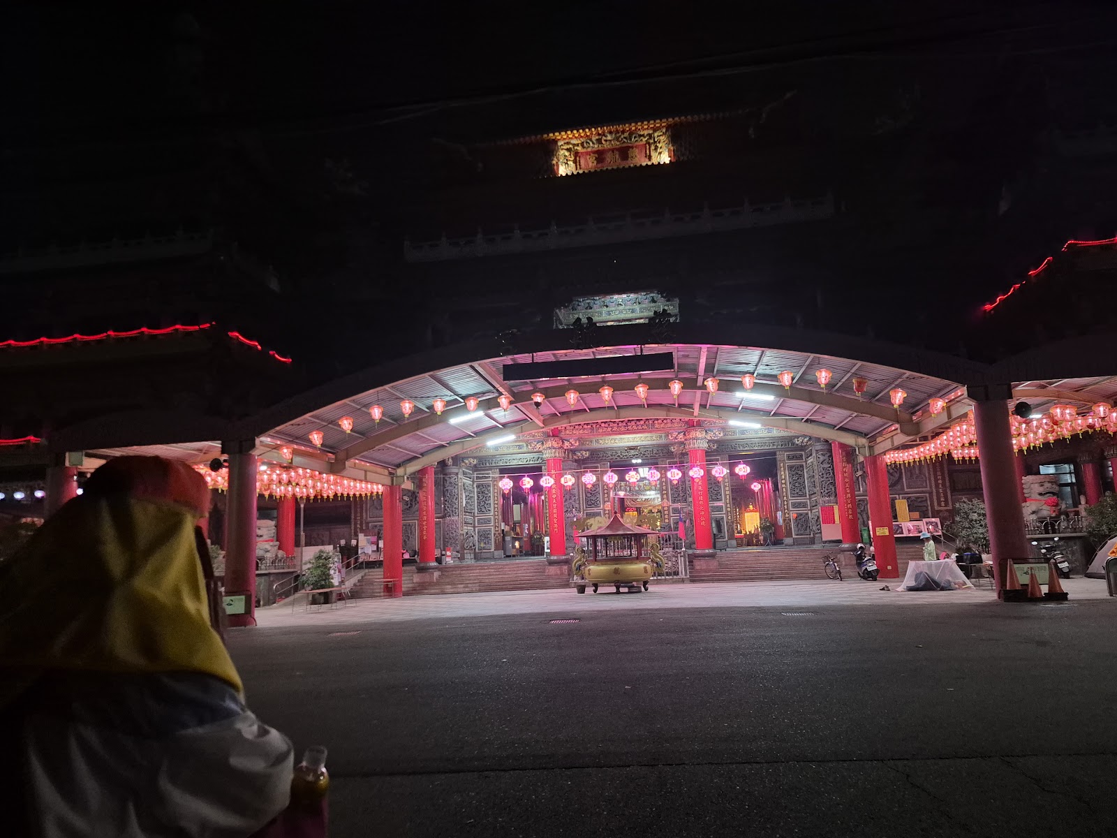 竹塘慈航宮夜間紅色燈光近景