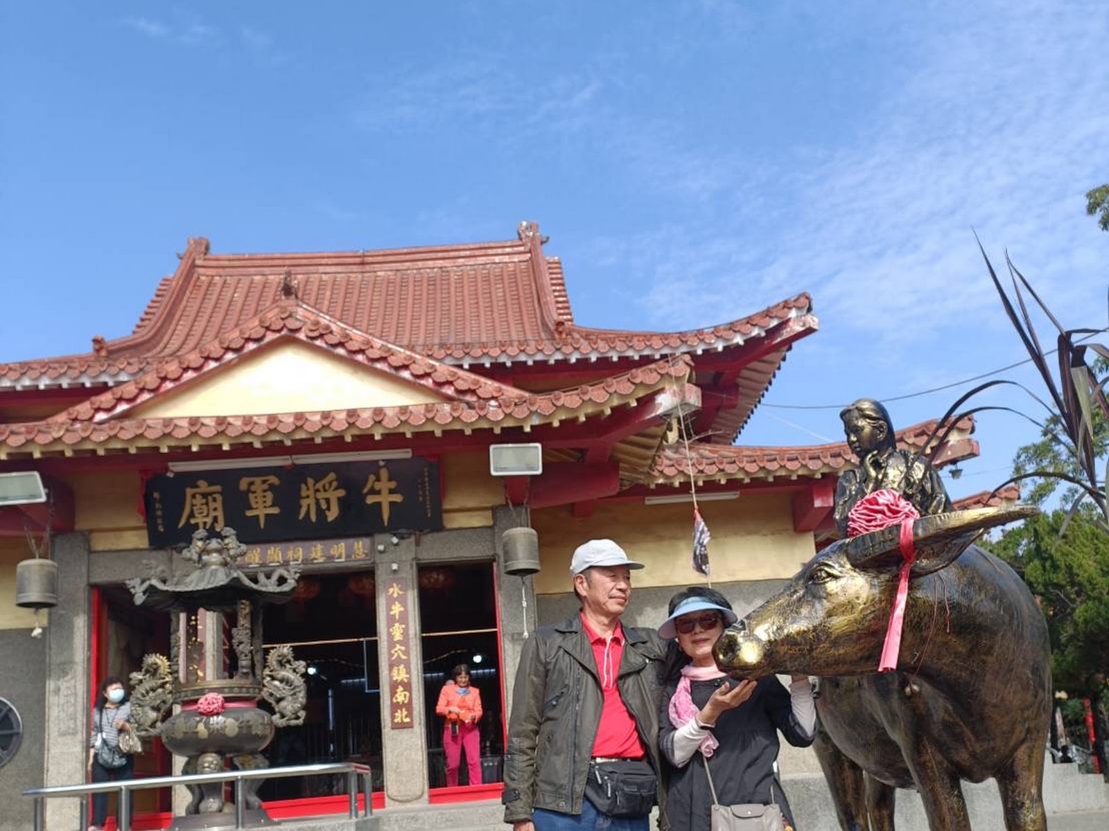 水牛厝牛將軍廟前銅牛塑像互動拍照區