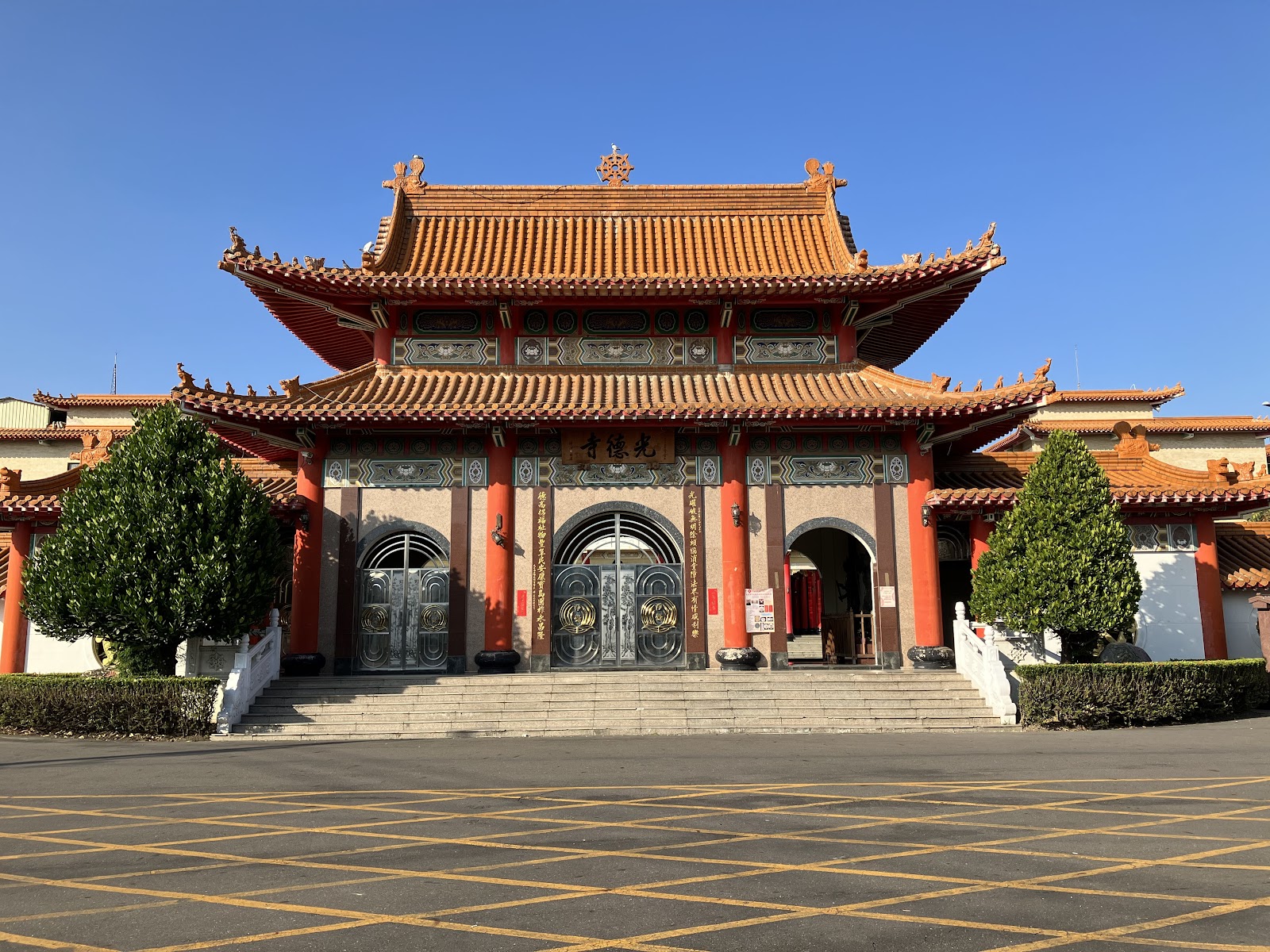 光德寺山門正面紅柱金瓦