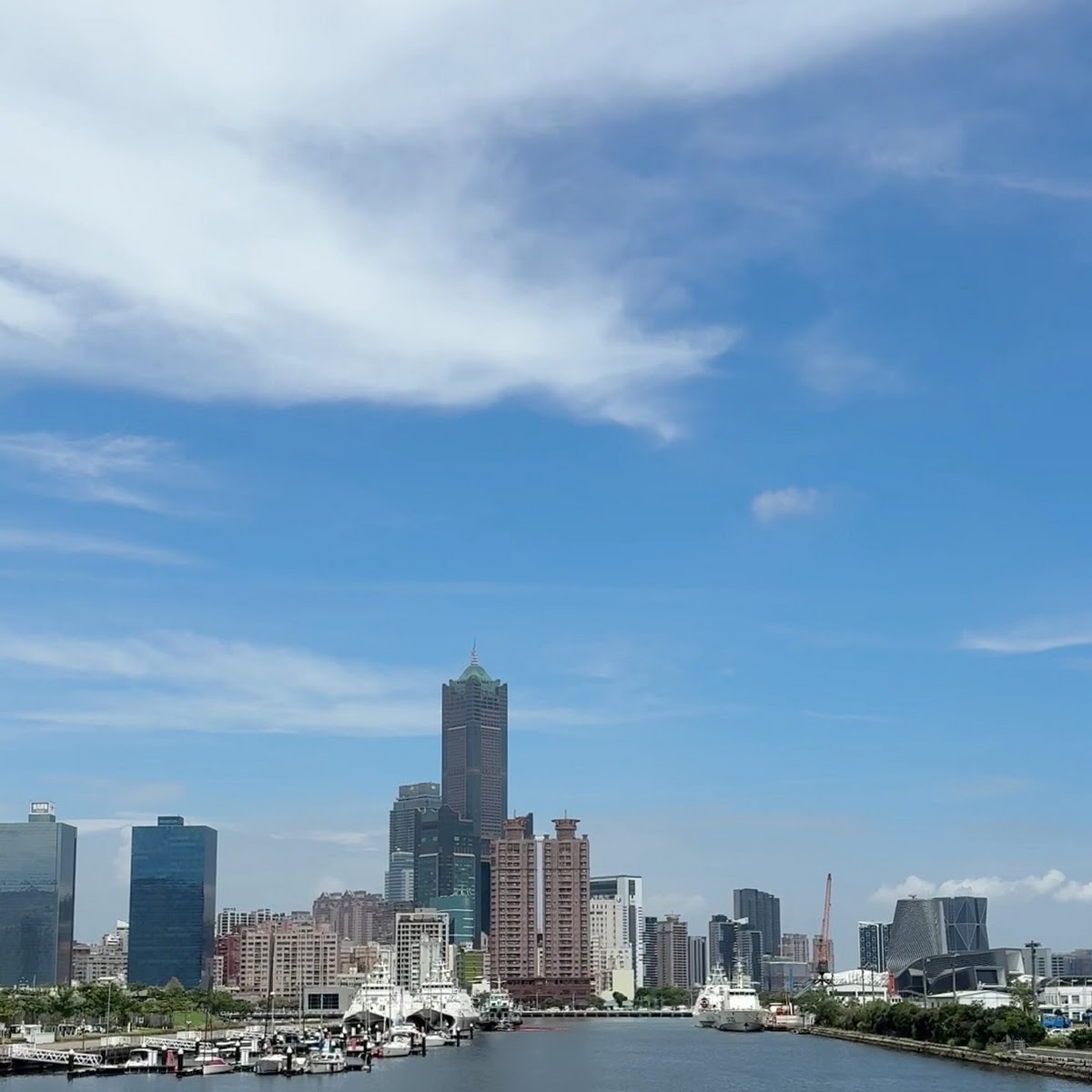 從駁二碼頭邊眺望高雄85大樓與港區天際線