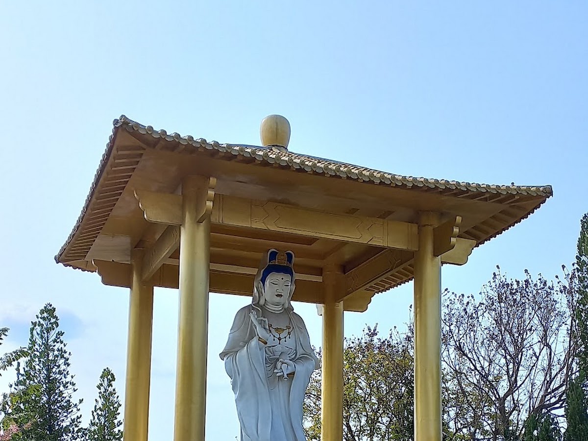 光德寺戶外金色觀音像