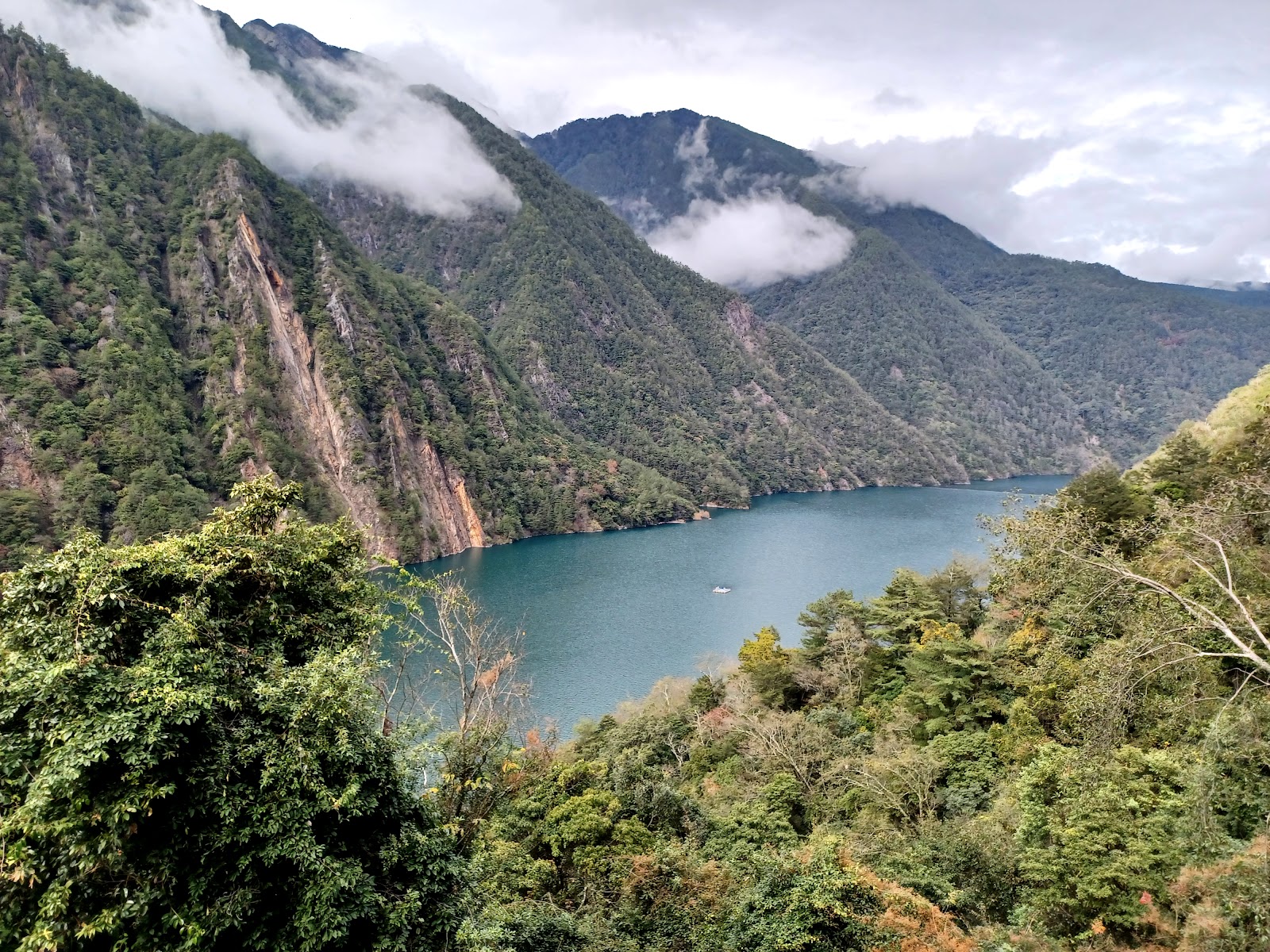 德基水庫峽谷縱深方向，翡翠碧水在兩岸山壁間蜿蜒延伸
