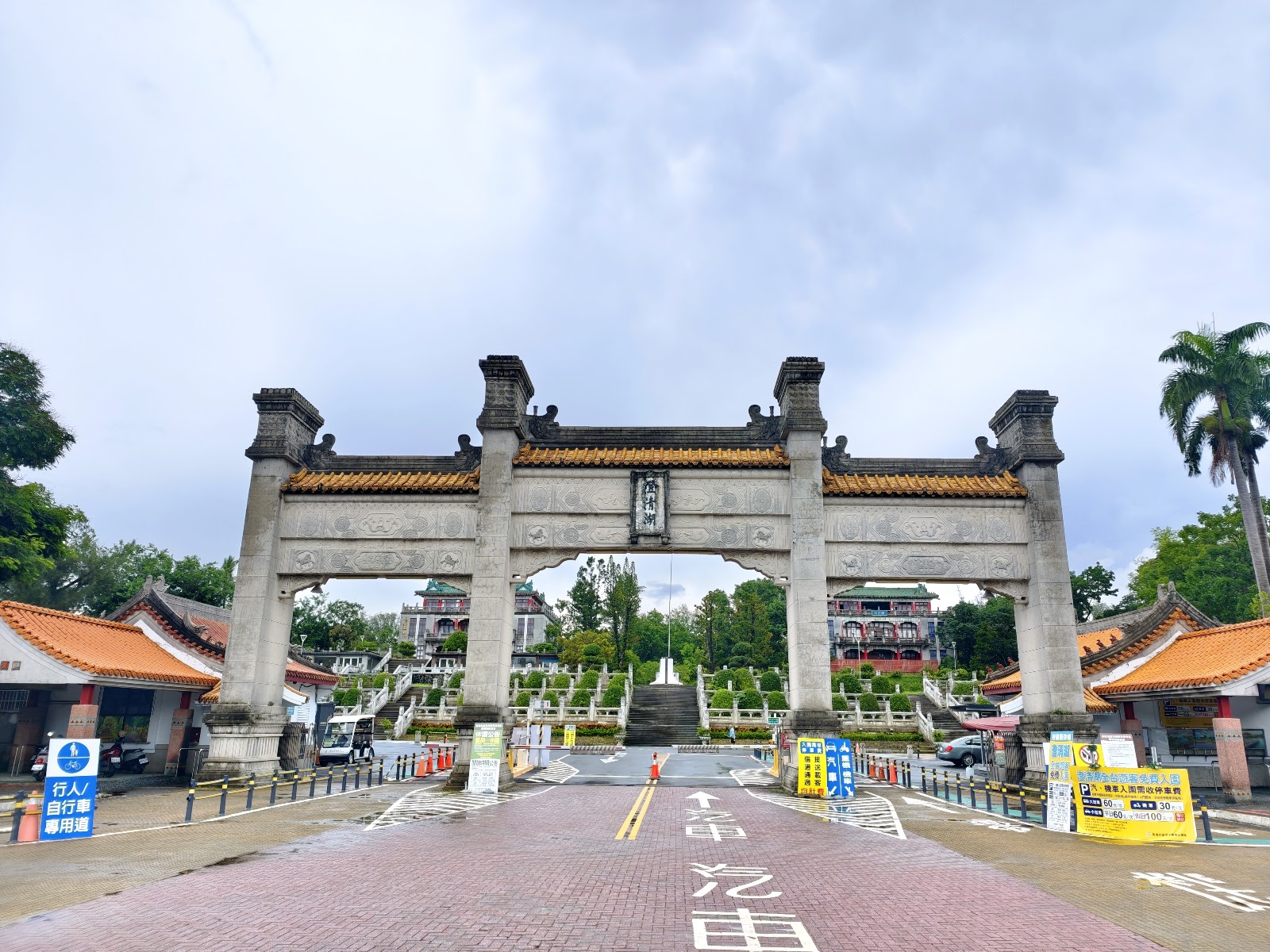 澄清湖正門石牌樓黃色琉璃瓦,高雄鳥松一日遊必訪景點
