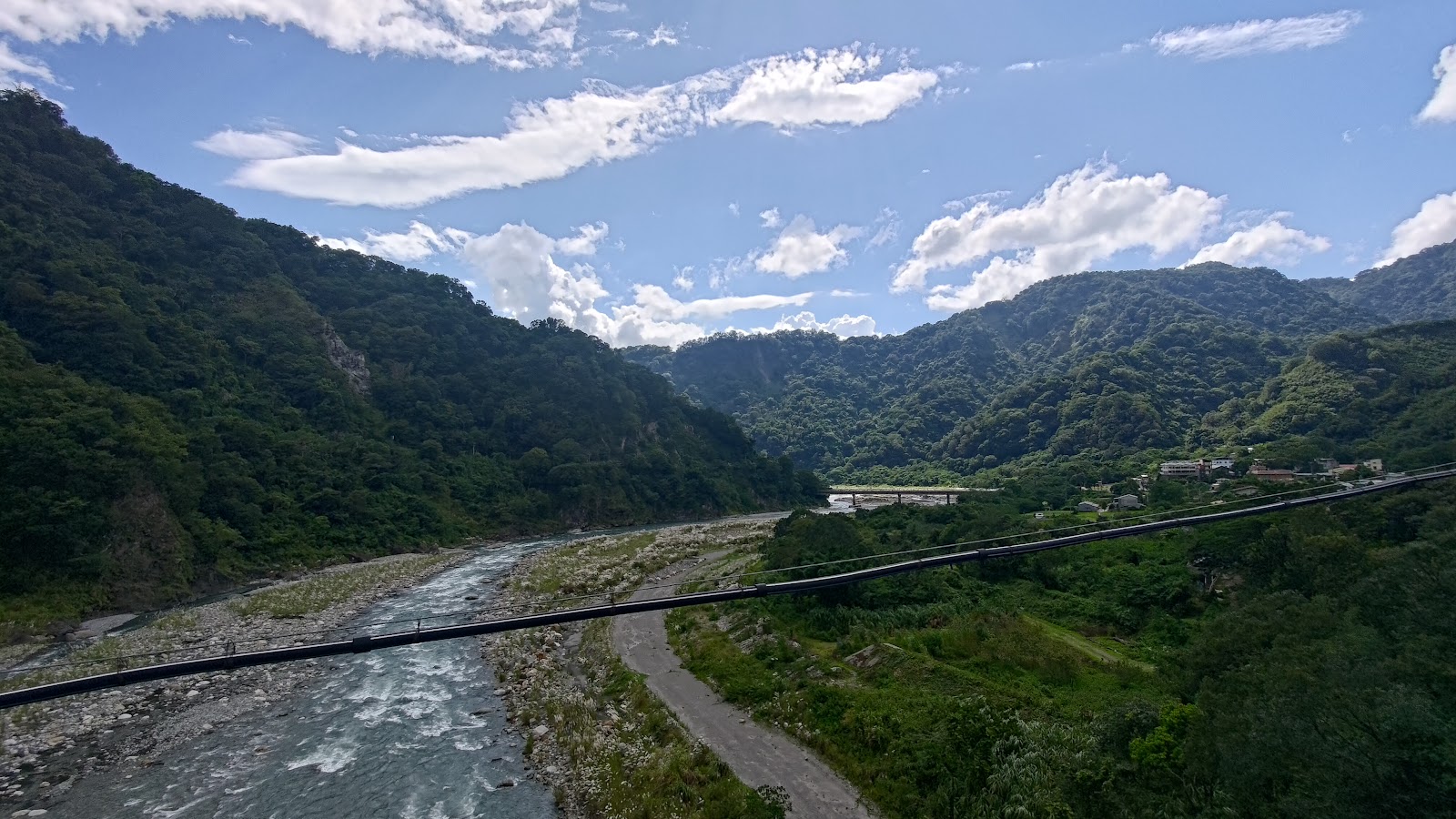 大安溪山谷景觀，藍天白雲倒映山谷，苗栗泰安旅遊秘境