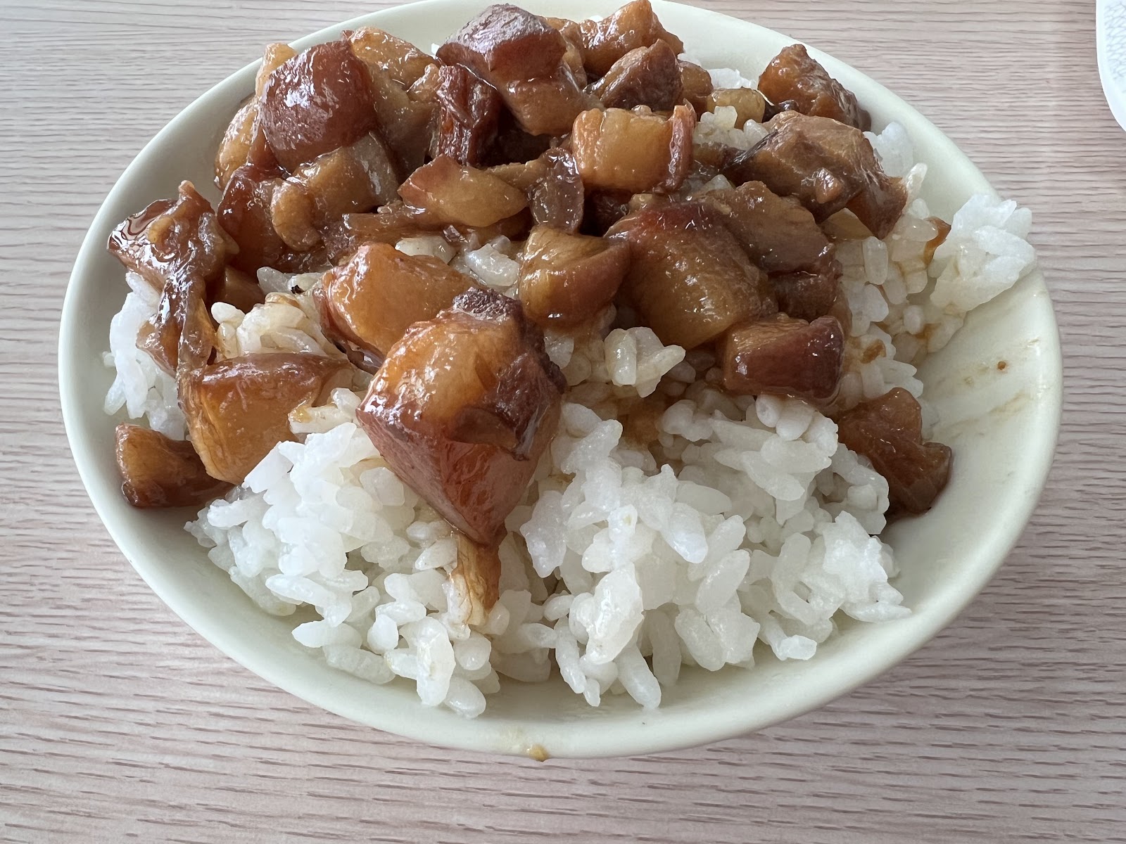 鮮吉品鮮魚湯控肉飯特寫
