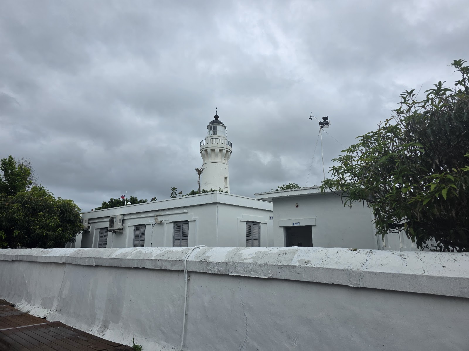白沙岬燈塔建築群外觀,白色圓形塔身配樓,桃園觀音國定古蹟