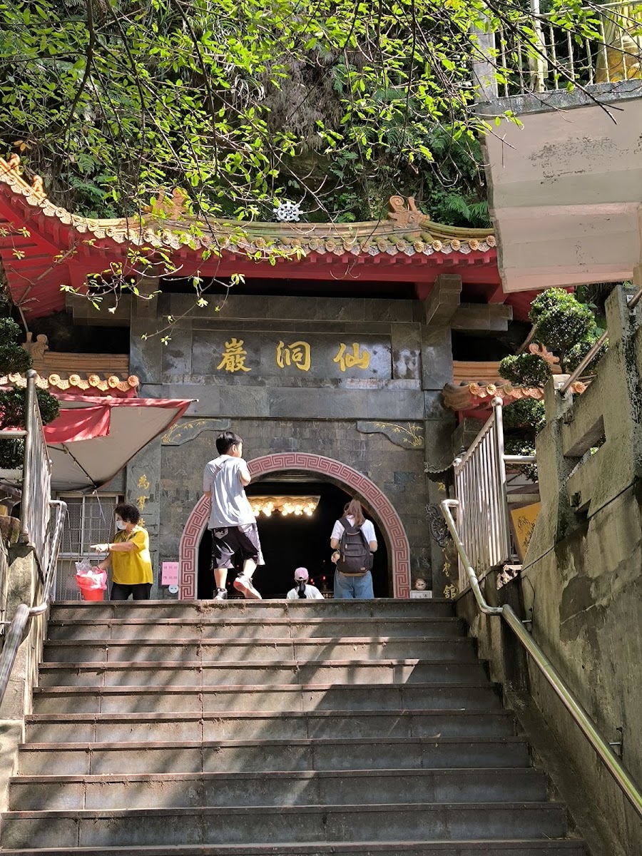 仙洞巖洞穴內神龕香煙裊裊莊嚴神聖