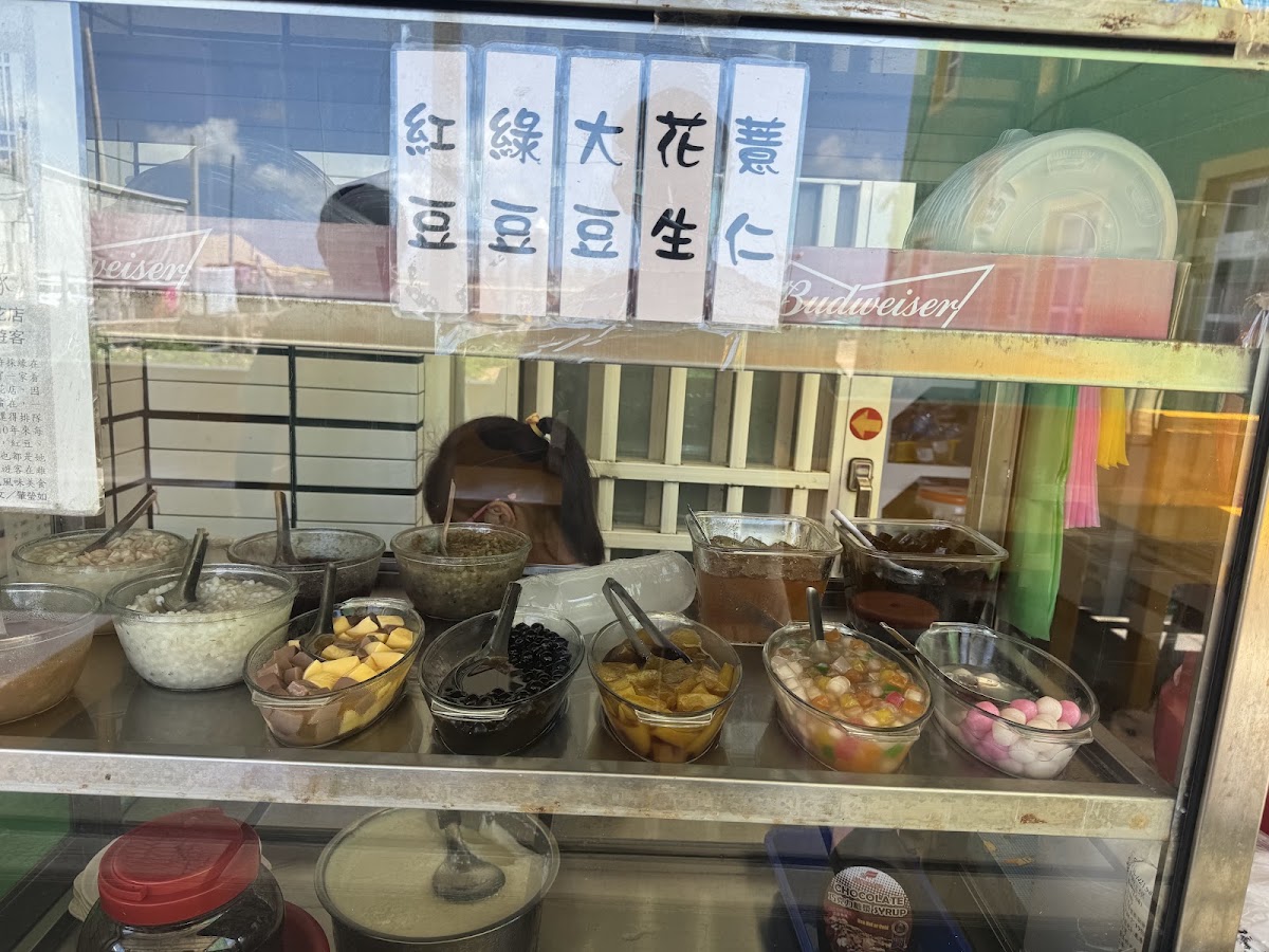 豆花冰店櫃檯擺滿紅豆、花生、仙草等配料碗
