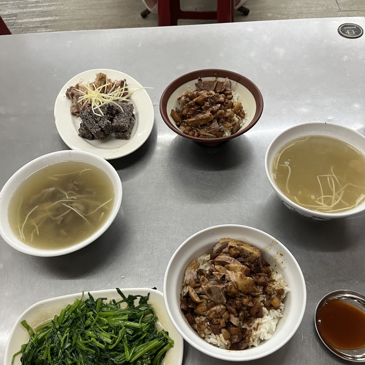 鴨肉珍招牌鴨肉飯、下水湯與燙青菜一字排開