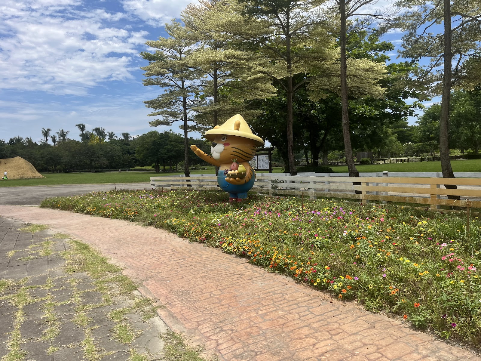 溪州公園老虎吉祥物雕像與花圃造景,彰化親子景點