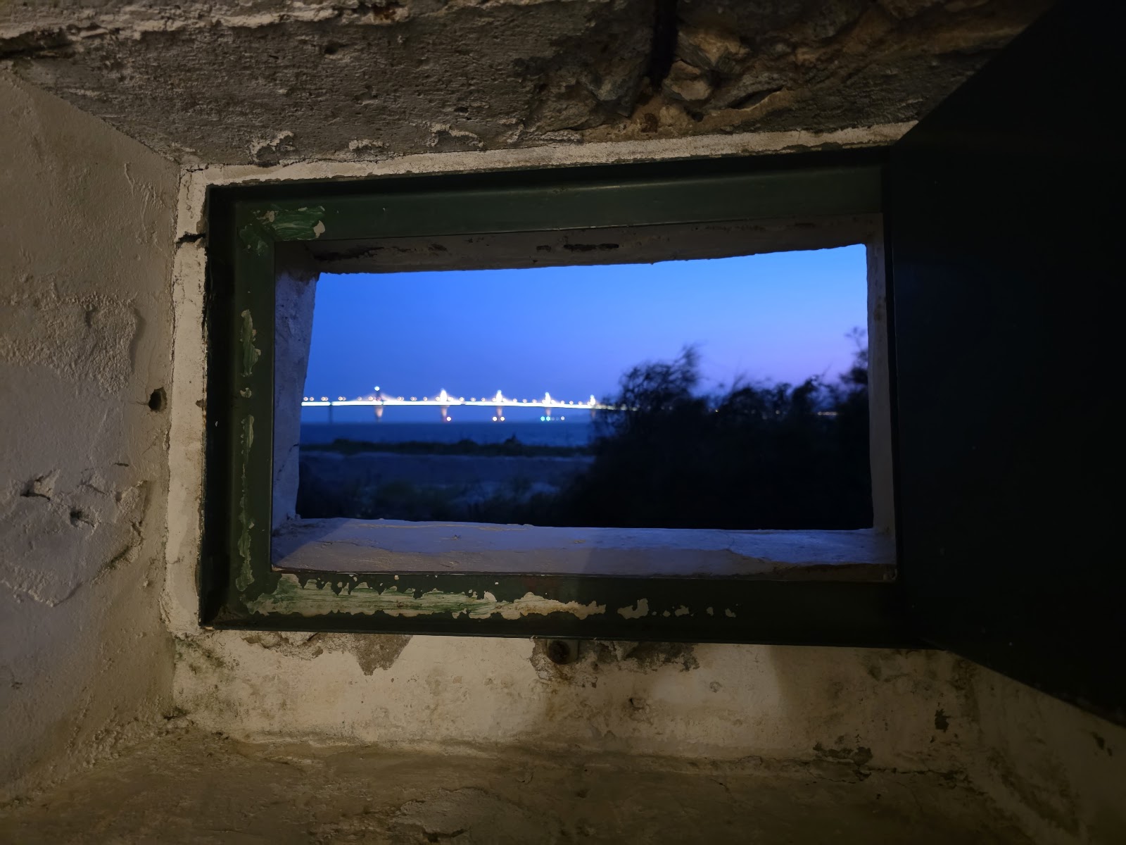 慈湖三角堡碉堡射口望出跨海大橋夜景