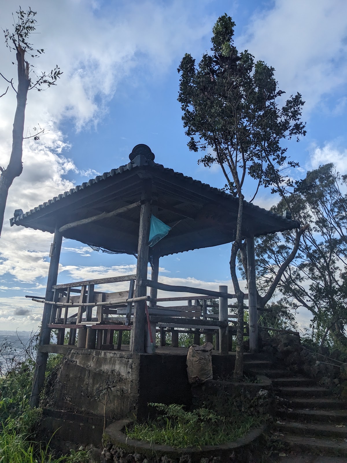 心涼亭木造屋頂藍天景色