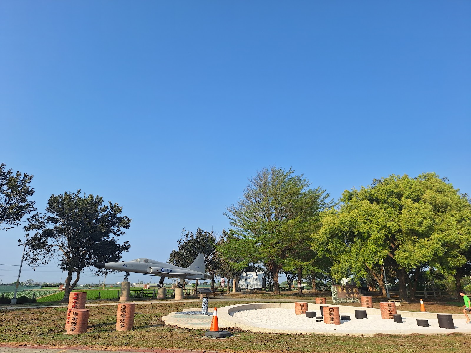 二崙軍史公園退役F-5戰機展示，雲林景點親子放電去處