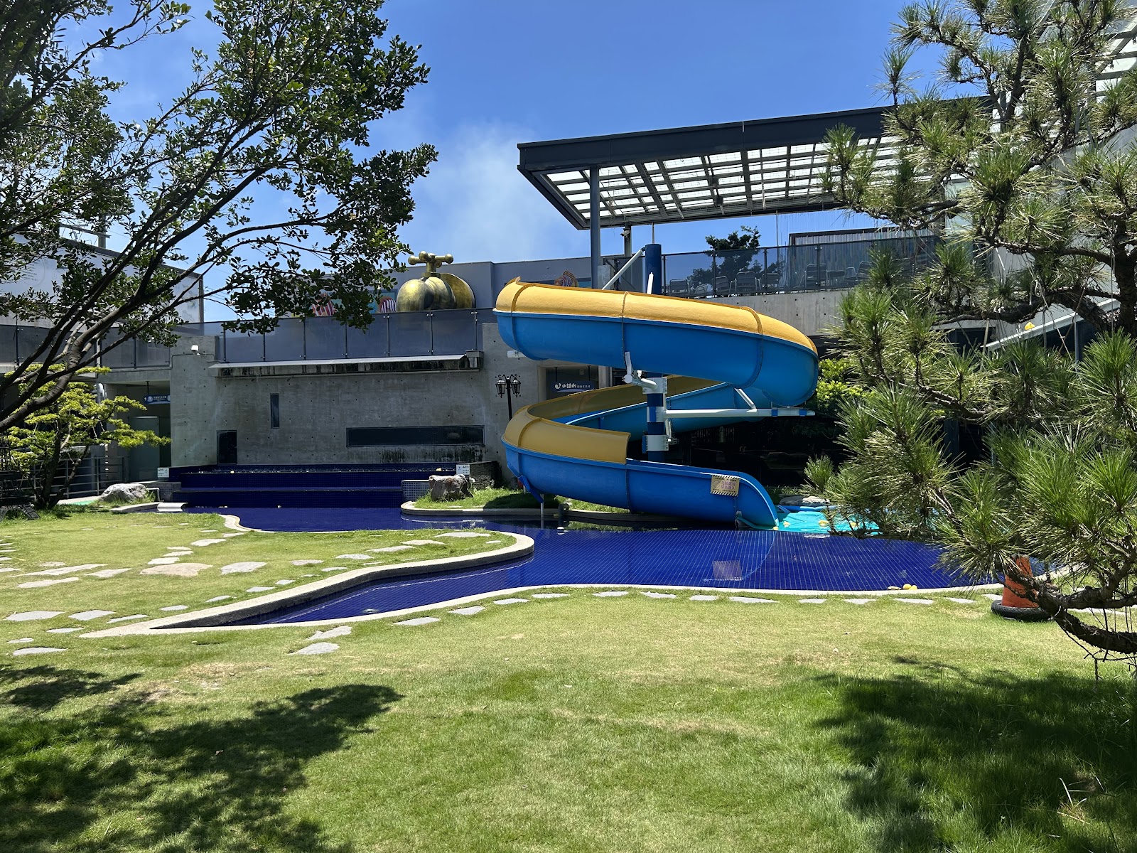 水銡利廚衛生活村藍黃螺旋滑水道,彰化秀水水上樂園親子設施