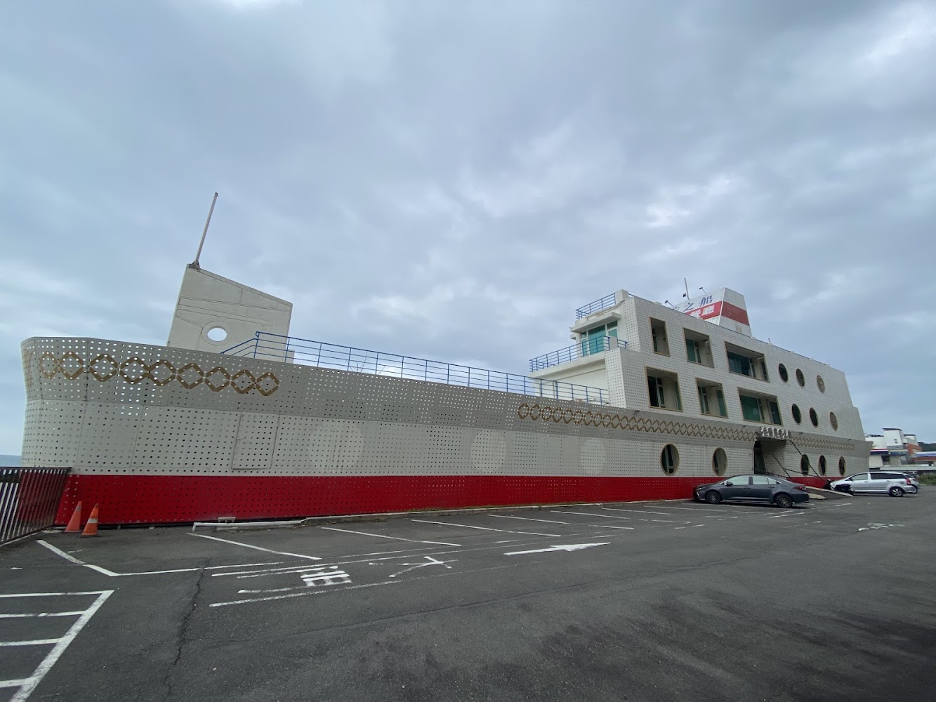 船形建築與停車場全景