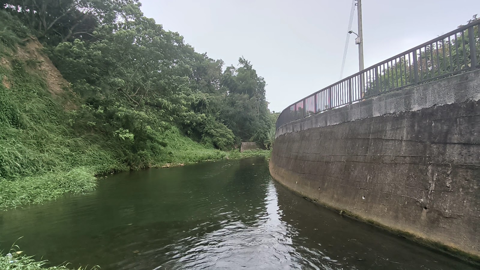 南勢溪清澈溪水沿岸綠意步道護欄