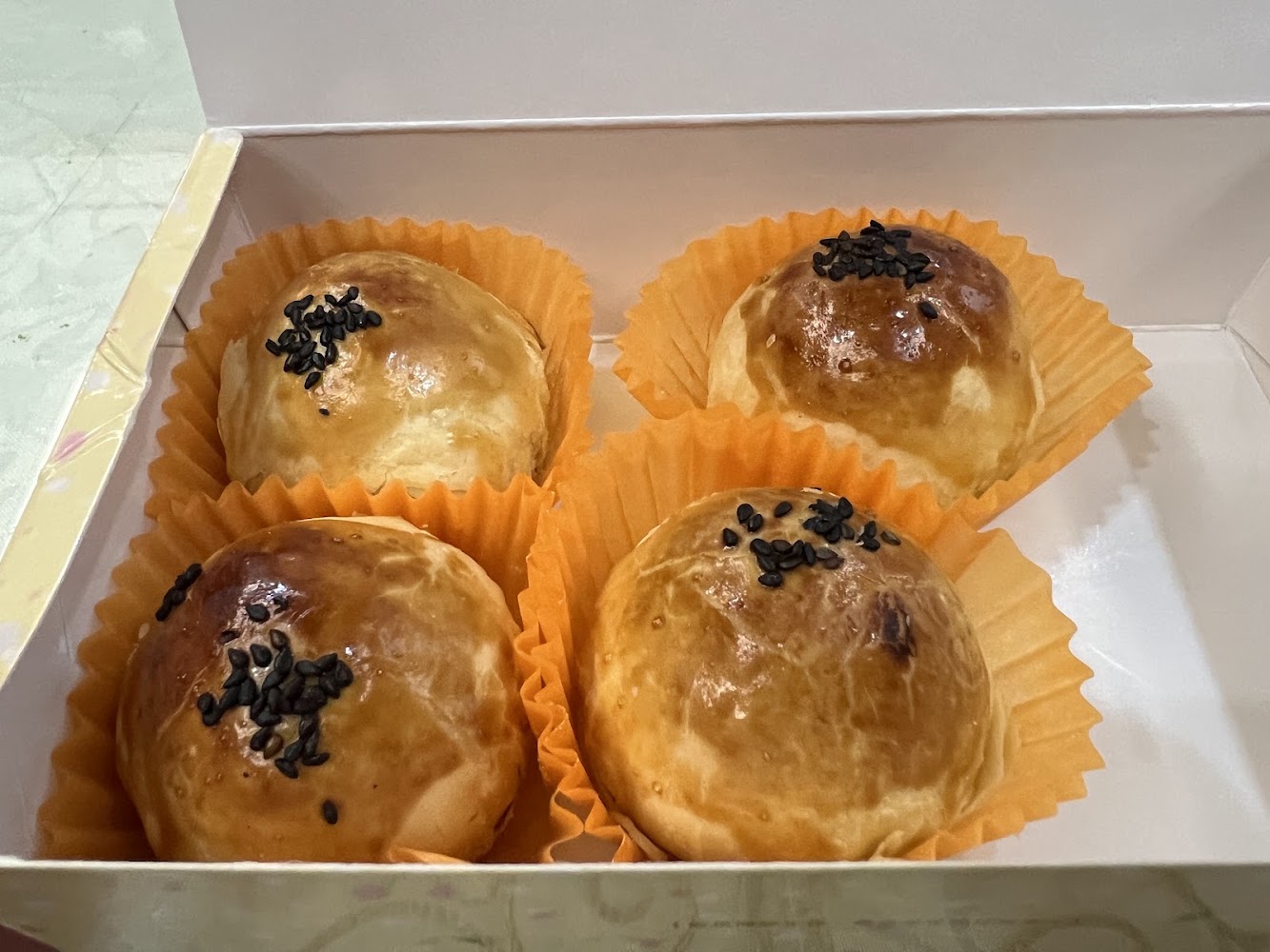 四顆蛋黃酥整齊排列於盒中