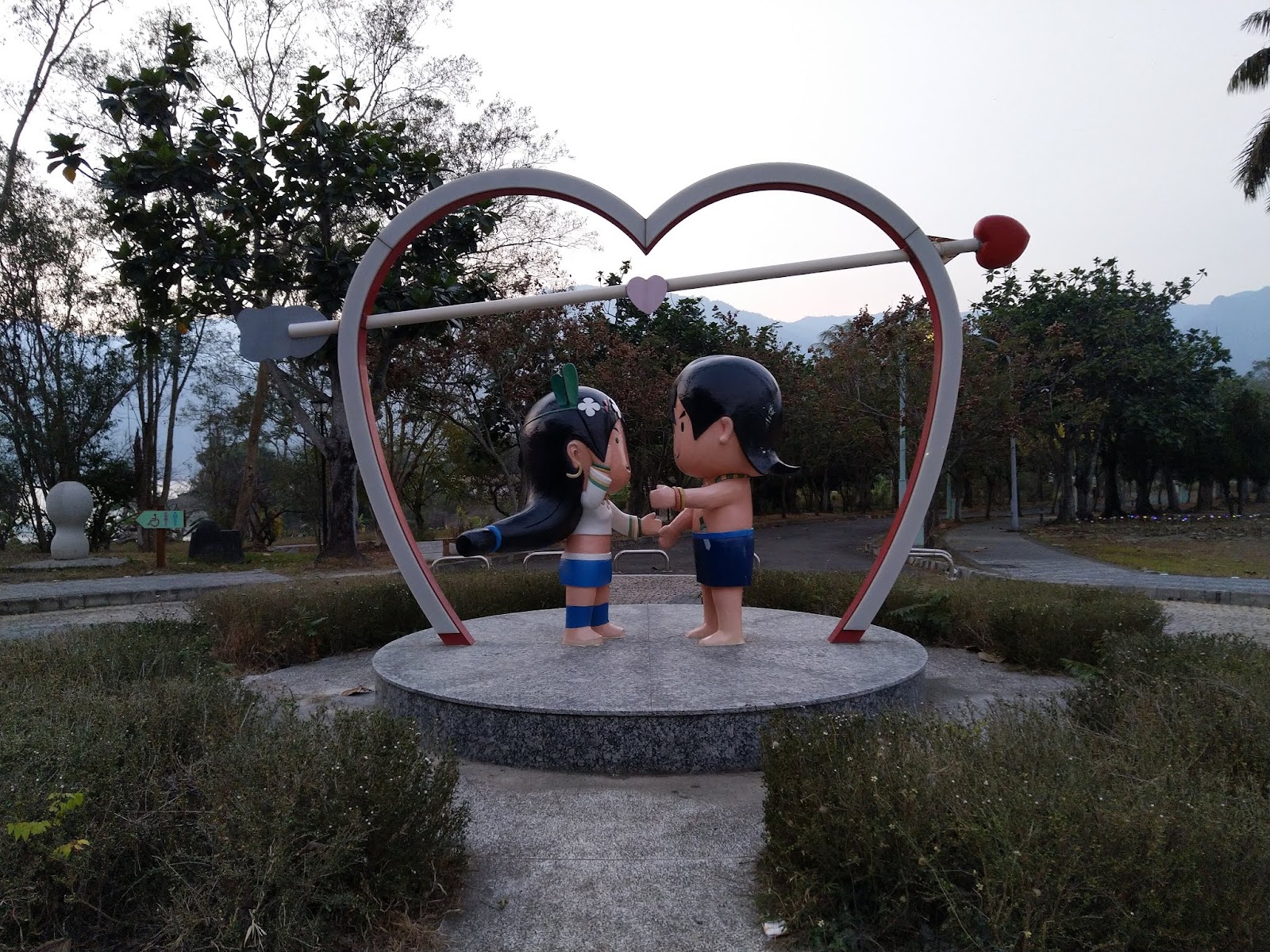 情人公園愛心造型鐵雕與情侶人偶雕塑