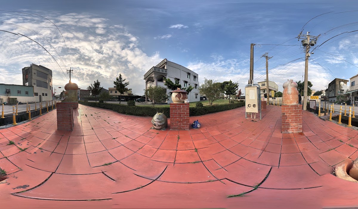 田中窯燒貓村磚紅廣場陶製貓罐擺飾全景