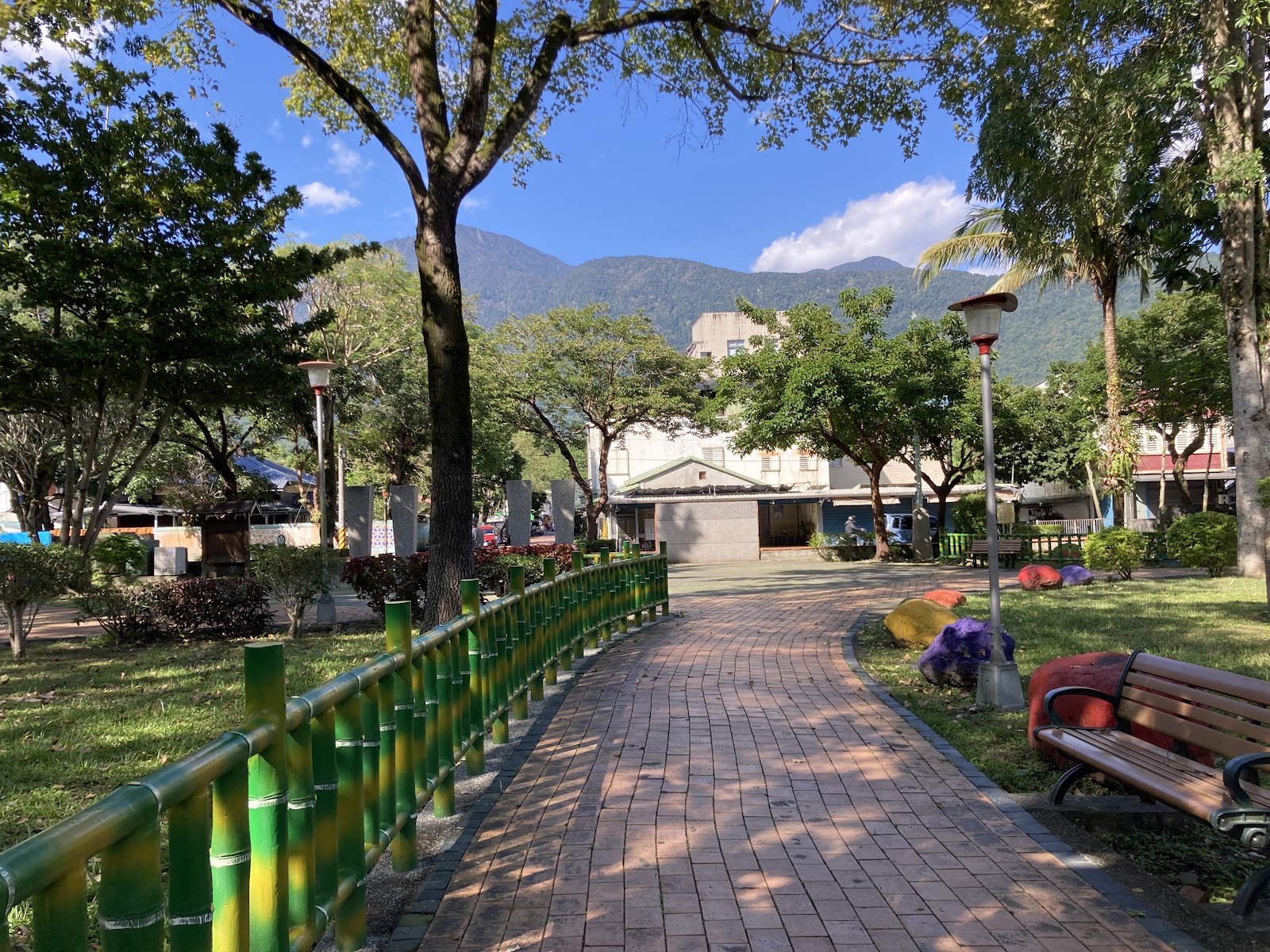 鳳林公園彩繪竹籬步道與遠山景色